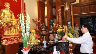 Dâng hương Chủ tịch Hồ Chí Minh, thăm và tặng quà gia đình chính sách