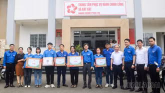 Thăm, tặng quà thanh niên tình nguyện hỗ trợ vận hành chính quyền địa phương hai cấp tại các xã Bát Xát, Trịnh Tường
