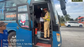 Cao điểm xử lý xe khách trên cao tốc: phát hiện hàng loạt vi phạm trong ngày đầu ra quân