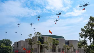 Trực thăng treo cờ Đảng, cờ Tổ quốc qua quảng trường Ba Đình