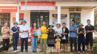Thôn Nà Lặc được hỗ trợ, lắp đặt 12 đèn năng lượng mặt trời