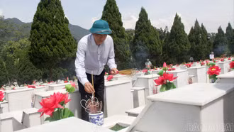 Phó Bí thư Thường trực Tỉnh ủy Hoàng Giang viếng Nghĩa trang liệt sĩ Quốc gia Vị Xuyên