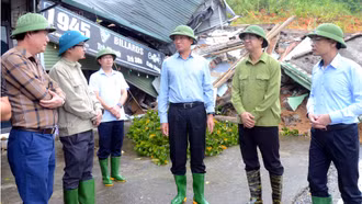 Chủ tịch UBND tỉnh Trần Huy Tuấn kiểm tra, chỉ đạo công tác khắc phục bão lũ tại các xã Phong Hải và Dương Quỳ