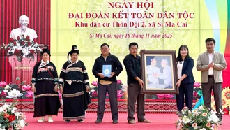 Đồng chí Phó Chủ tịch HĐND tỉnh Hoàng Thị Thanh Bình dự Ngày hội Đại đoàn kết tại thôn Đội 2, xã Si Ma Cai