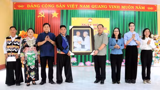 Phó Chủ tịch HĐND tỉnh Lý Bình Minh dự Ngày hội Đại đoàn kết với Nhân dân thôn Pín Pé