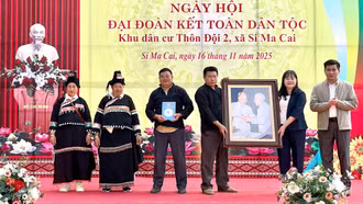 Đồng chí Phó Chủ tịch HĐND tỉnh Hoàng Thị Thanh Bình dự Ngày hội Đại đoàn kết tại thôn Đội 2, xã Si Ma Cai