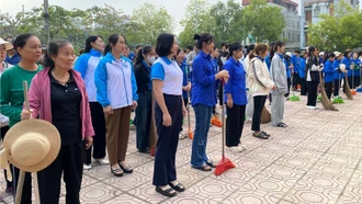 Hội Liên hiệp Phụ nữ phường Cam Đường ra quân tổng vệ sinh môi trường chào mừng các sự kiện chính trị 
