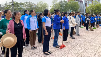 Hội Liên hiệp Phụ nữ phường Cam Đường ra quân tổng vệ sinh môi trường chào mừng các sự kiện chính trị 