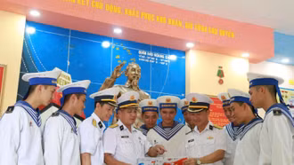 Vùng 4 Hải quân nhận và trao hàng trăm lá thư viết tay tới quân dân đặc khu Trường Sa