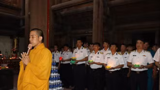 Thả đèn hoa đăng xuống biển tưởng nhớ Anh hùng liệt sĩ Trường Sa