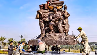 Hoàn thành trưng bày cụm tượng Tình đoàn kết hữu nghị Việt Nam - Lào