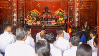 Đoàn đại biểu tỉnh Lào Cai dâng hương tưởng niệm Chủ tịch Hồ Chí Minh và các Anh hùng liệt sỹ