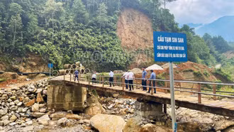 Xã Y Tý bắc lại cầu tạm Sim San phục vụ việc đi lại của Nhân dân