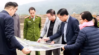 Bí thư Đảng ủy xã Bát Xát khảo sát công tác giải phóng mặt bằng các dự án trọng điểm