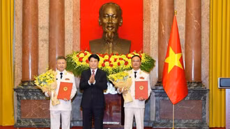 Chủ tịch nước trao Quyết định thăng quân hàm đối với sĩ quan cao cấp Quân đội và Công an
