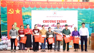 Hội Chữ thập đỏ tỉnh tổ chức Chương trình “Đồng hành trao tặng yêu thương” tại xã Cảm Nhân