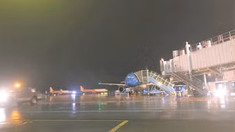 Hàng loạt chuyến bay tạm dừng khai thác do ảnh hưởng bão Wipha