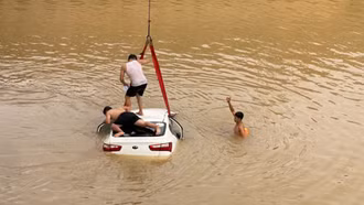 Tai nạn liên hoàn, ôtô 5 chỗ lao xuống sông