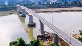 Phú Thọ: Cho phép mô tô, phương tiện thô sơ và người đi bộ qua cầu sông Lô