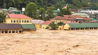 Mưa xối xả nhiều giờ, 14 tỉnh thành trên cả nước nguy cơ lũ quét và sạt lở đất