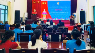 Gần 100 cán bộ công đoàn cơ sở được tập huấn về đại hội công đoàn