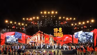 Tổng Bí thư Tô Lâm dự chương trình chính luận nghệ thuật 'Dưới cờ vinh quang'