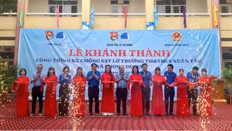Tỉnh đoàn Lào Cai phối hợp với Thành đoàn Thành phố Hồ Chí Minh khánh thành công trình kè chống sạt lở tại xã Phong Dụ Hạ