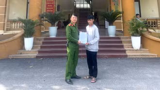 Bàn giao số tiền cho người dân vì chuyển nhầm vào tài khoản người khác