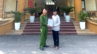 Bàn giao số tiền cho người dân vì chuyển nhầm vào tài khoản người khác