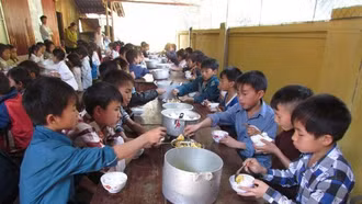 Dự kiến hỗ trợ bữa ăn trưa học sinh xã biên giới đất liền cao nhất 450.000 đồng/tháng