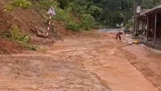 Lào Cai: Mưa lớn gây sạt lở, ngập úng đường vào Làng Nủ