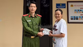 Công an xã Lùng Phình trao trả tài sản bị đánh rơi cho khách du lịch
