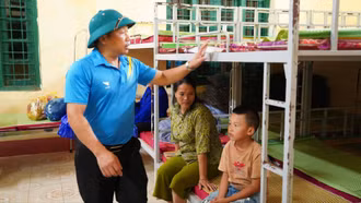 Xã Mường Khương và Công an xã Bản Lầu hỗ trợ nhân dân phòng, tránh bão số 3 di dời đến nơi an toàn 