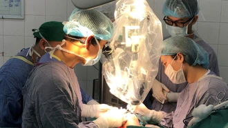 Bệnh viện Hữu nghị Việt Đức thực hiện vi phẫu nối lại ngón tay thành công sau 25 giờ