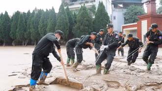 Cán bộ, chiến sĩ Cảnh sát cơ động số 3 tích cực tham gia ứng phó, khắc phục hậu quả cơn bão số 10