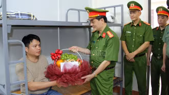 Lãnh đạo Công an tỉnh Lào Cai thăm, động viên đại úy công an xã bị thương khi khống chế tội phạm về ma tuý