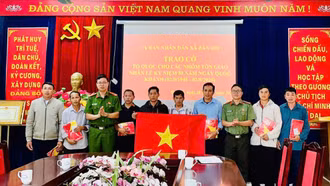 Công an xã Bản Hồ tặng 50 lá cờ Tổ quốc cho các điểm nhóm sinh hoạt tôn giáo