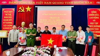 Công an xã Bản Hồ tặng 50 lá cờ Tổ quốc cho các điểm nhóm sinh hoạt tôn giáo
