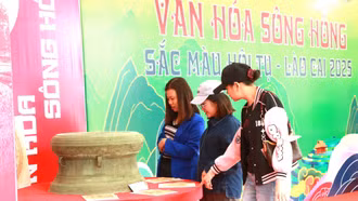 Ấn tượng không gian văn hóa sông Hồng tại Quảng trường Đinh Lễ 