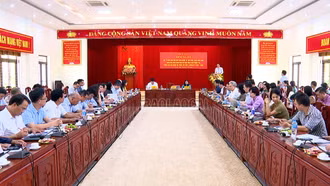 Hội nghị lấy ý kiến của đội ngũ văn nghệ sĩ, trí thức, nhà khoa học vào dự thảo Báo cáo Chính trị trình Đại hội Đảng bộ tỉnh lần thứ I