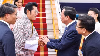 Quốc vương Bhutan và Hoàng hậu đến Hà Nội, bắt đầu thăm cấp Nhà nước tới Việt Nam