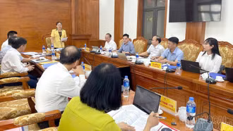 Phó Bí thư Tỉnh uỷ, Chủ tịch Ủy ban Mặt trận Tổ quốc tỉnh Giàng Thị Dung dự họp duyệt văn kiện Đại hội Đảng bộ các xã Lâm Giang, Châu Quế