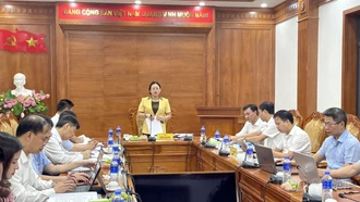 Phó Bí thư Tỉnh uỷ, Chủ tịch Ủy ban Mặt trận Tổ quốc tỉnh Giàng Thị Dung dự họp duyệt văn kiện Đại hội Đảng bộ các xã Tân Hợp, Phong Dụ Hạ