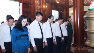 Các đồng chí lãnh đạo tỉnh dâng hương tưởng niệm Chủ tịch Hồ Chí Minh và các anh hùng liệt sĩ