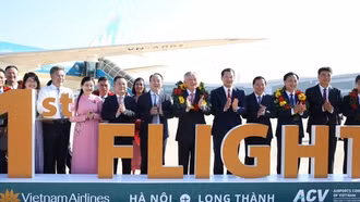 Phó Thủ tướng Thường trực Nguyễn Hòa Bình đáp chuyến bay đầu tiên xuống Sân bay Quốc tế Long Thành