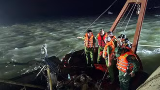 Phó Thủ tướng Trần Hồng Hà trực tiếp chỉ đạo cứu hộ cứu nạn vụ chìm tàu trên vịnh Hạ Long