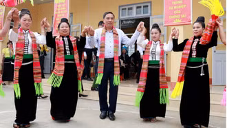 Đồng chí Phó Bí thư Thường trực Tỉnh ủy Hoàng Giang dự Ngày hội Đại đoàn kết tại Tổ dân phố Nậm Tọ, phường Cầu Thia