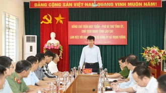 Chủ tịch UBND tỉnh Trần Huy Tuấn kiểm tra tình hình hoạt động tại phường Cam Đường và xã Trịnh Tường