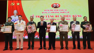 34 đảng viên của phường Nghĩa Lộ được trao Huy hiệu Đảng
