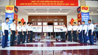 Trưng bày ảnh 'Tự hào người chiến sĩ Hải quân'